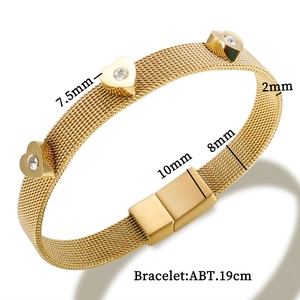 Detailansicht eines goldenen Mesh-Armbands mit drei Kristall-Herzanhängern und Verschluss