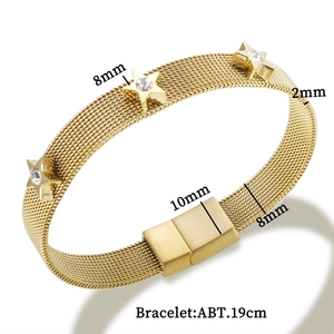 Detailansicht des goldenen Mesh-Armbands mit Maßen von 19 cm Länge und 8 mm Breite