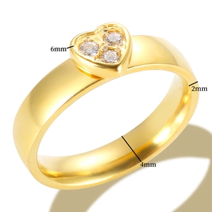 Anello a cuore dorato con tre zirconi e misure dettagliate della taglia in millimetri