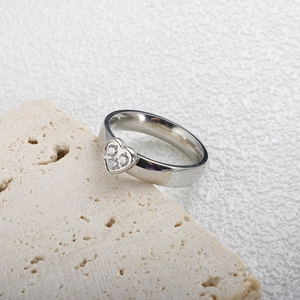 Anello cuore minimalista in argento con tre zirconi su base di pietra naturale