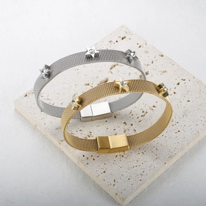 Schicke Gold- und Silberarmbänder mit gewebtem Netzdesign und funkelnden Stern-Anhängern