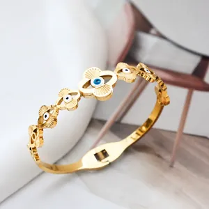 Detailansicht des 18K vergoldeten Scharnierarmreifs mit Evil-Eye-Muster und Emaille