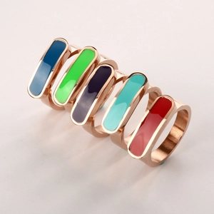 Set di cinque anelli geometrici in smalto placcato oro 18 carati con finiture colorate