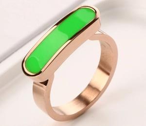 Dettaglio anello placcato oro 18K con inserto rettangolare in smalto verde smeraldo
