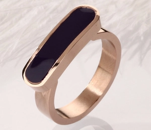 Dettaglio di un anello minimalista placcato oro rosa con smalto nero intarsiato