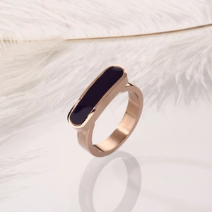 Dettaglio macro dell'intarsio in smalto nero sull'anello in titanio placcato oro 18K