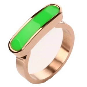 Anello in acciaio al titanio placcato oro 18K con smalto verde neon geometrico