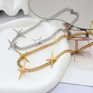 Industrielles Halsketten-Set in Gold und Silber mit Stacheldraht-Sternanhängern