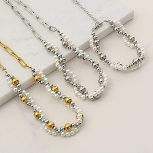 Lussuosa collana a doppio strato con perle miste e maglie a graffetta in oro e argento