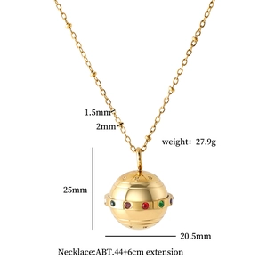 Gedetailleerde weergave van gouden planeetketting met edelstenen en productspecificaties