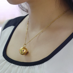 Elegante gouden planeetketting met gekleurde kristallen gedragen door model