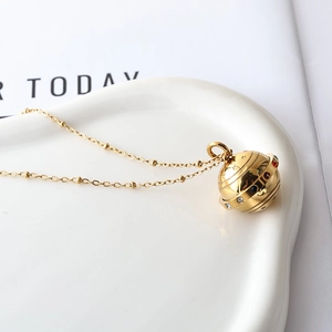 Elegante gouden planeet hanger ketting met kleurrijke kristallen op kralenketting