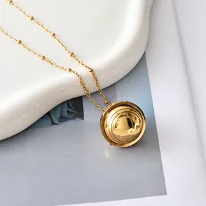 Macro-opname van gouden bolvormige hanger met kleurrijke stenen en kralenketting