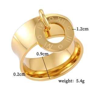 Anello in titanio placcato oro 18K con ciondolo rotondo a numeri romani su sfondo bianco