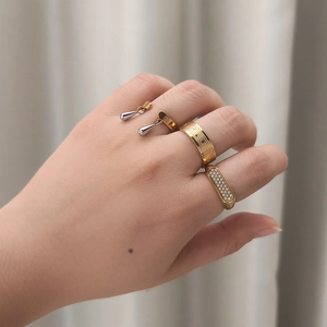Schickes vergoldetes Titanstahl Ring-Set mit geprägten Streifen und Tropfenanhänger