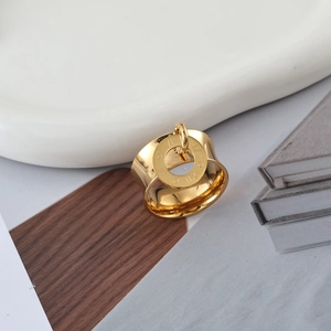Anello largo in titanio placcato oro 18K con ciondolo a moneta con numeri romani