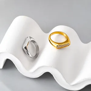 Nahaufnahme von vergoldeten und versilberten Siegelringen mit Mikropavé-Diamanten