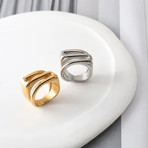 Nahaufnahme von gold- und silberfarbenen geometrischen Ringen auf weißem Tablett