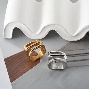 Künstlerische Nahaufnahme von goldenen und silbernen hohlen geometrischen Ringen im Design