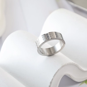Macro di anello in acciaio al titanio argento con incisione di foglie e tre cristalli