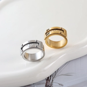 Dettaglio di anelli in oro 18K e argento con numeri romani su vassoio bianco