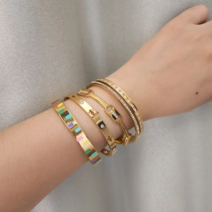 Elegantes fünfteiliges vergoldetes Edelstahl-Armband-Set mit Kristallen für Damen