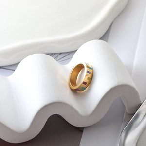 Detail eines 18K vergoldeten Titanstahlrings mit farbigen geometrischen Emaille-Blöcken