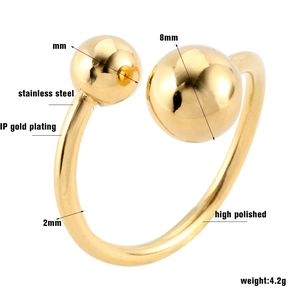 Detail van 8mm gouden kraal op 2mm roestvrijstalen ring met IP gouden plating en hoogglans