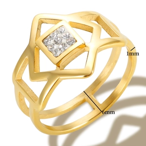 Dettaglio dell'anello geometrico traforato con spessore di 1 mm e larghezza di 6 mm