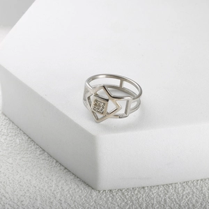Anello geometrico traforato in argento con nove piccoli cristalli incastonati