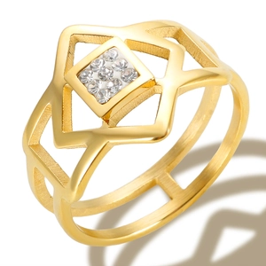 Anello geometrico a stella dorato con 9 pietre incastonate e linee traforate