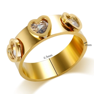 Détail macro de la bague coeur en or montrant la largeur 6,5mm et l'épaisseur 2mm