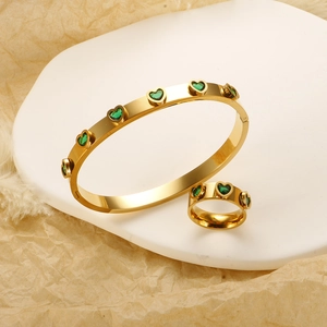 Parure de bijoux en acier titane doré avec pierres vertes en forme de cœur sur bague