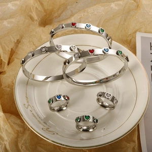 Ensemble de bijoux en acier inoxydable poli serti de zircons colorés en forme de cœur