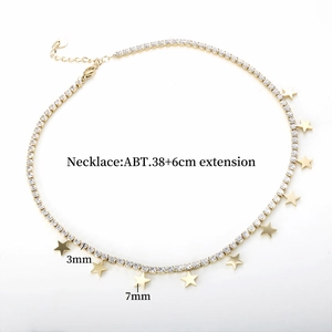 Dettaglio della collana tennis oro 3mm con ciondoli a stella 7mm e catena regolabile