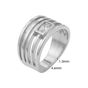 Detail van meerlaagse zilveren ring met geometrische snit en rechthoekige edelsteen