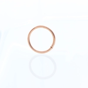 Vue détaillée d'un anneau ouvert circulaire minimaliste en or rose sur fond blanc