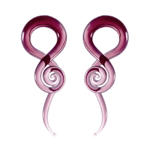 Dettaglio di espansori per orecchie in vetro a spirale con sfumatura viola lucida
