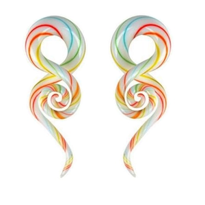 Dettaglio di dilatatori a spirale in vetro con motivi a vortice colorati e finitura liscia