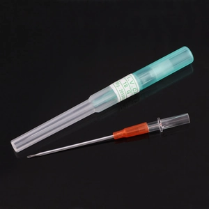 Single-use 18G stainless steel piercing needle with green protective cap and IV cannula