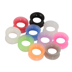 Detail van 10 veelkleurige zachte siliconen ear tunnels voor lichaamsverzorging piercing