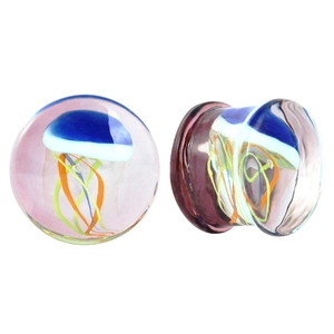 Detailansicht der Glastunnel mit blauem Quallen-Motiv im Double-Flare-Design