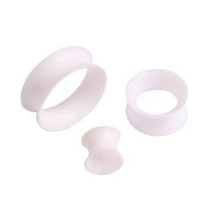 Drie maten witte siliconen double flare ear plugs getoond op een schone witte achtergrond