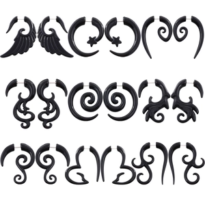 Vue détaillée de neuf paires de boucles d'oreilles punk noires aux motifs tribaux et géos
