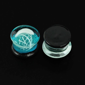 Details von Glashohl-Ohrplugs mit blauem Quallenmuster und schwarzem Design-Stil