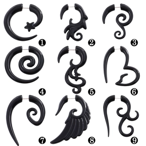 Détails de 9 faux écarteurs noirs en acrylique avec designs punk et gothiques variés