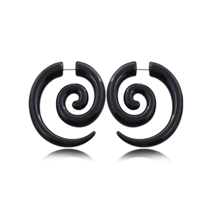 Détail de boucles d'oreilles spirales noires en acrylique poli sur un fond blanc épuré
