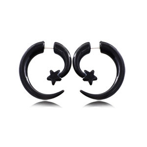 Gros plan de boucles d'oreilles en acrylique noir en forme de C avec étoile punk hip-hop