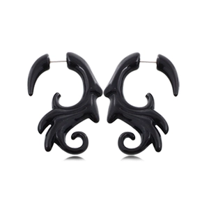 Détail de boucles d'oreilles en acrylique noir avec motifs de spirales gothiques et fini poli