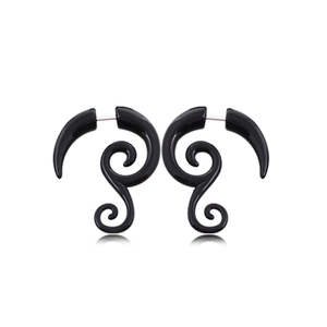 Détail de boucles d'oreilles spirales en acrylique noir au fini brillant style punk